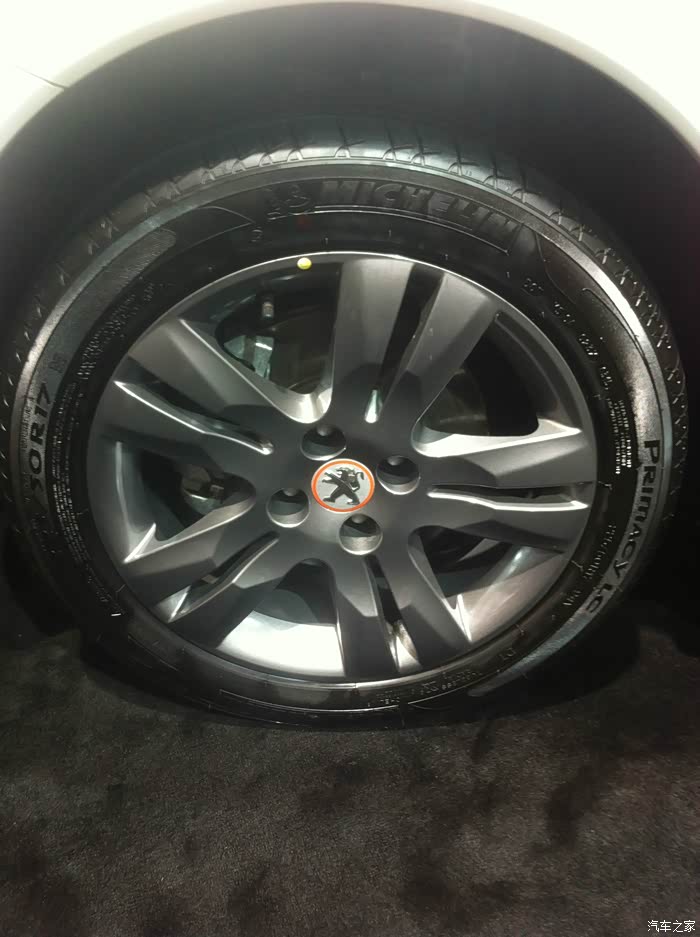 罗兰加洛斯版灰色轮毂,个人觉得比普通版要看些.