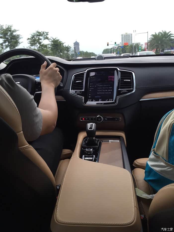 这张是孩子在后排玩手机拍我的