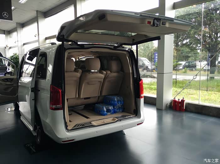后备箱简直能用巨大来形容