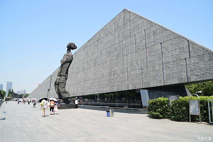 同胞紀念館位於南京市建鄴區水西門大街,因選址於南京大屠殺江東門