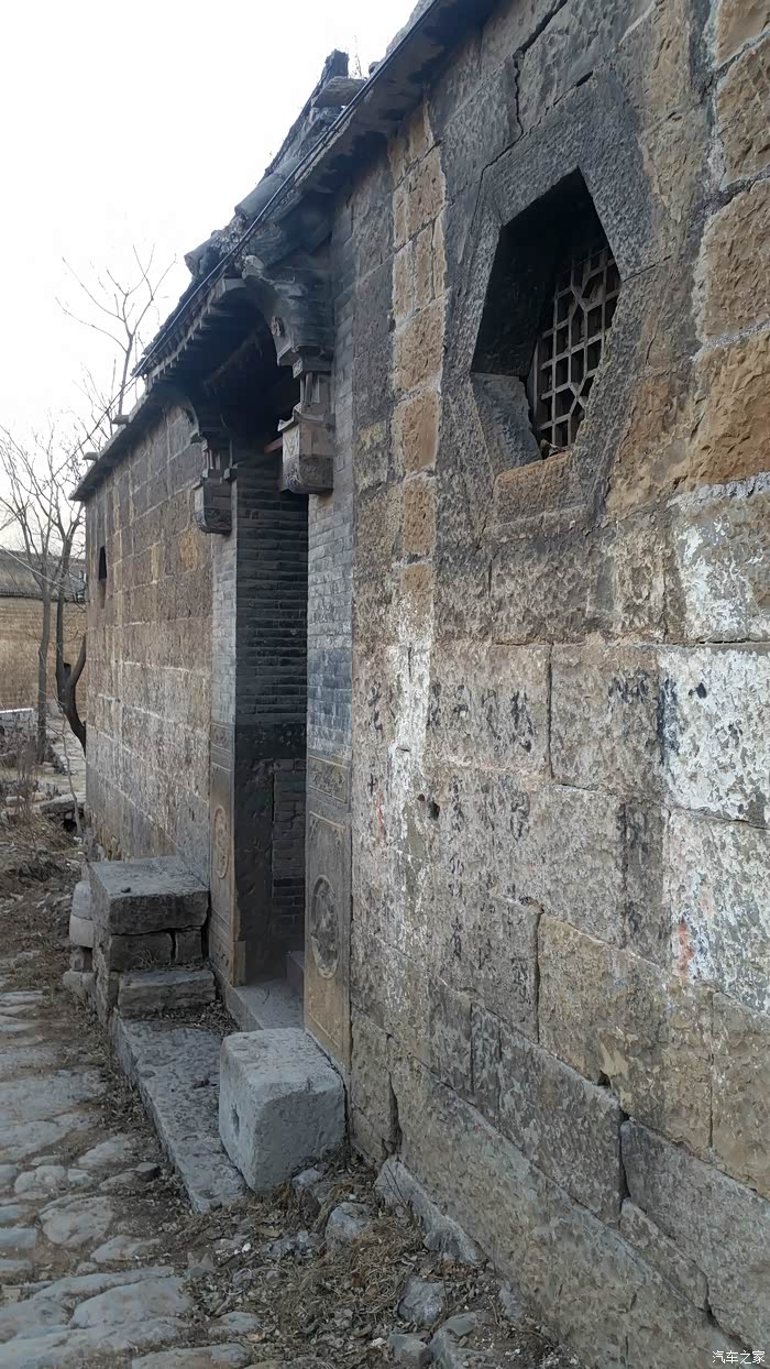 大青石砌房屋很气派.