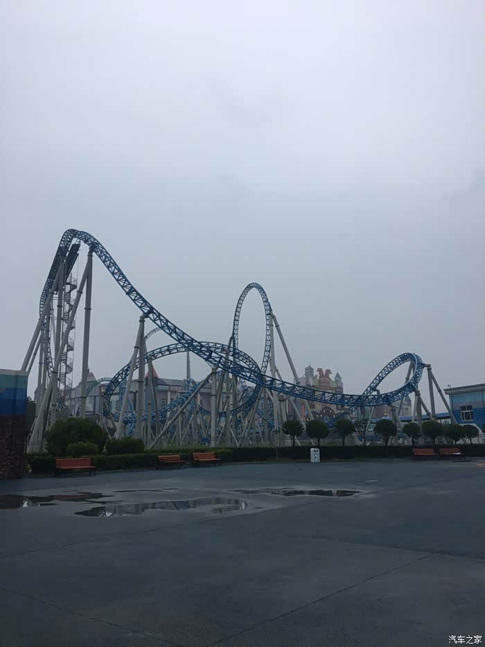 来欧乐堡就为体验蓝火之战过山车,发射式起步,据说百公里子窜出去.