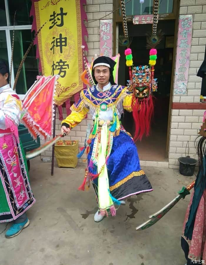 地戏师傅们已经准备好了,披挂上阵