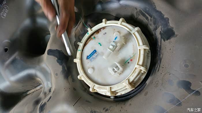 十代思域惨遭毒手油箱盖被撬被迫拆车