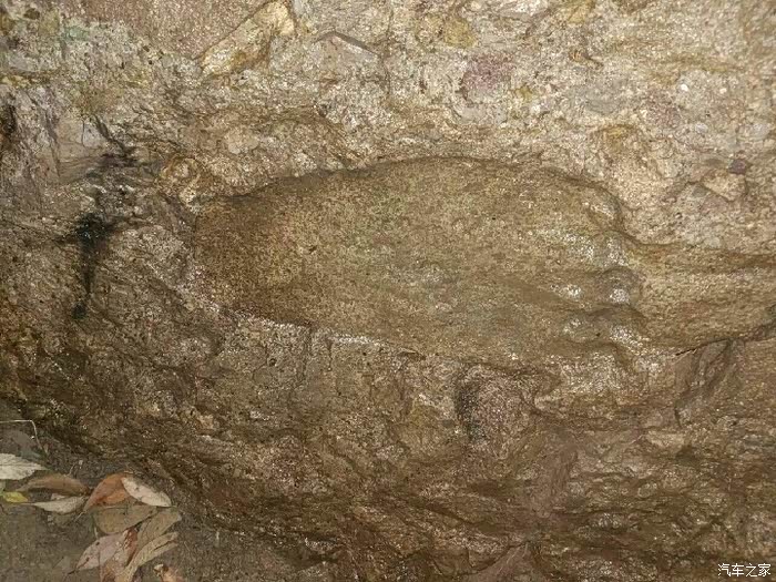 见佛迹是福之人,传说南海观音从这里一脚跨到普陀山而留佛足迹