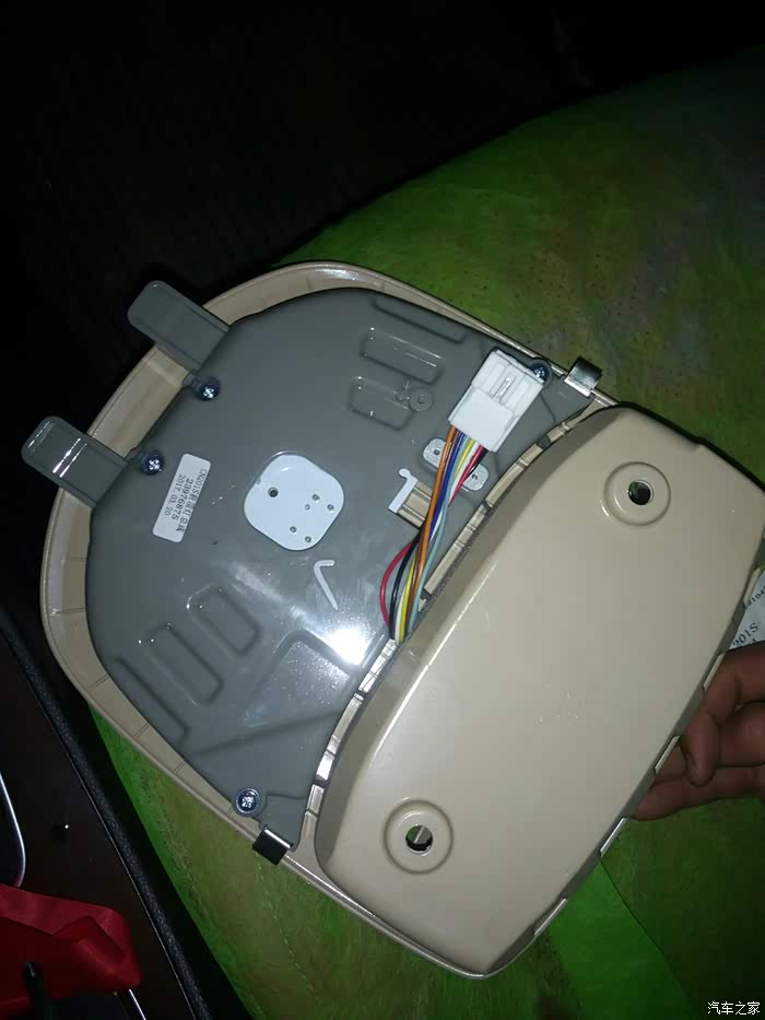 17款560车内阅读灯怎么拆开?