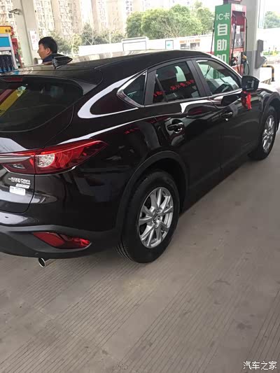 初识cx4是在一次闲暇的时候逛车展,本来是奔着看妹子去的,结果在众多