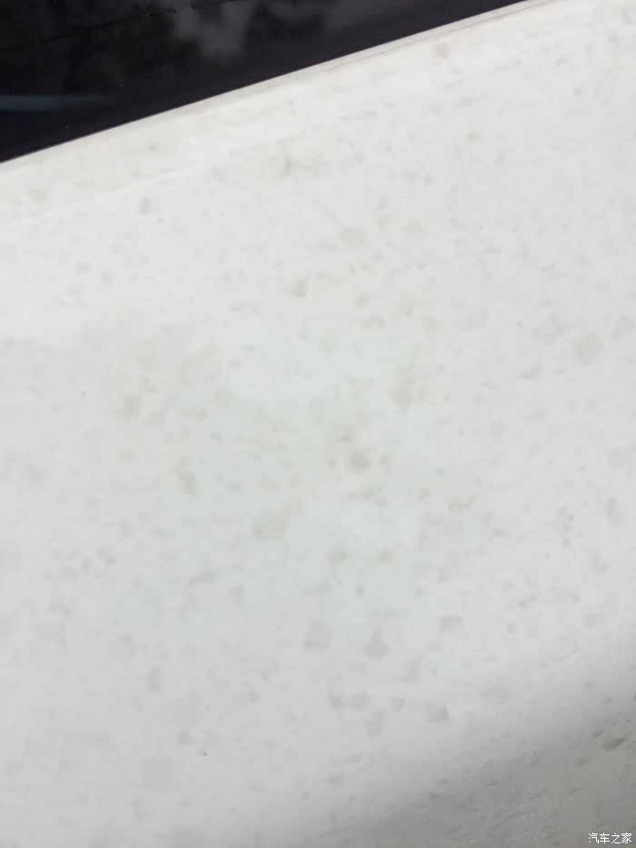 早上洗车的时候发现车漆上有很多水斑太阳斑,怎么擦也擦不掉.