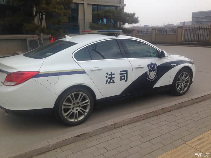 警车君威漂亮吧