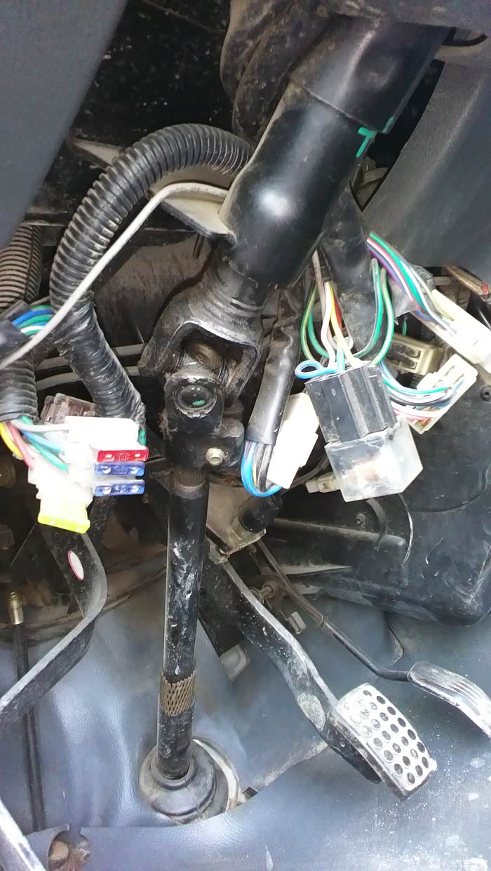 6400b3冬季冷启动后,自己轰油门现象,什么原因