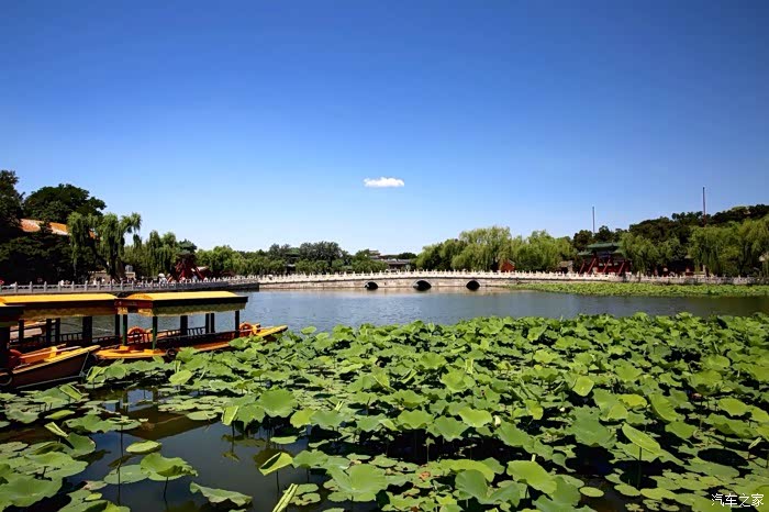 蓝天下的皇家园林北海公园白塔太液池