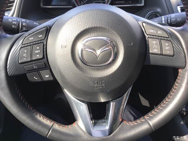 走直线的时候方向盘是正正好水平的吗