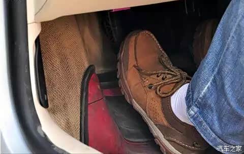 急刹车时,该不该同时踩离合?