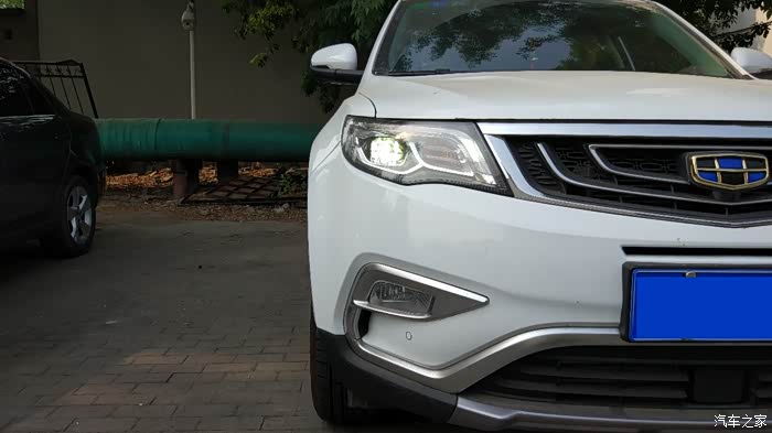 侧光灯特写博越光体式灯由5颗led灯珠组成光灯点亮3颗