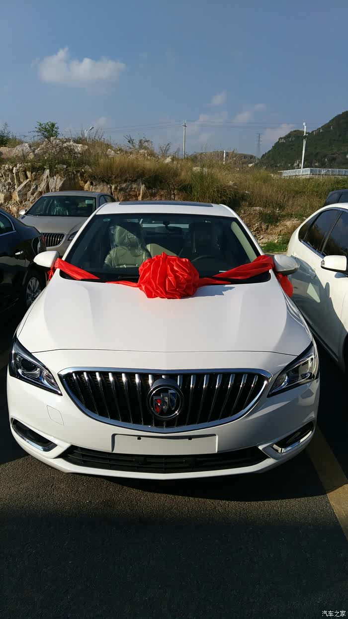 已经绑上大红花