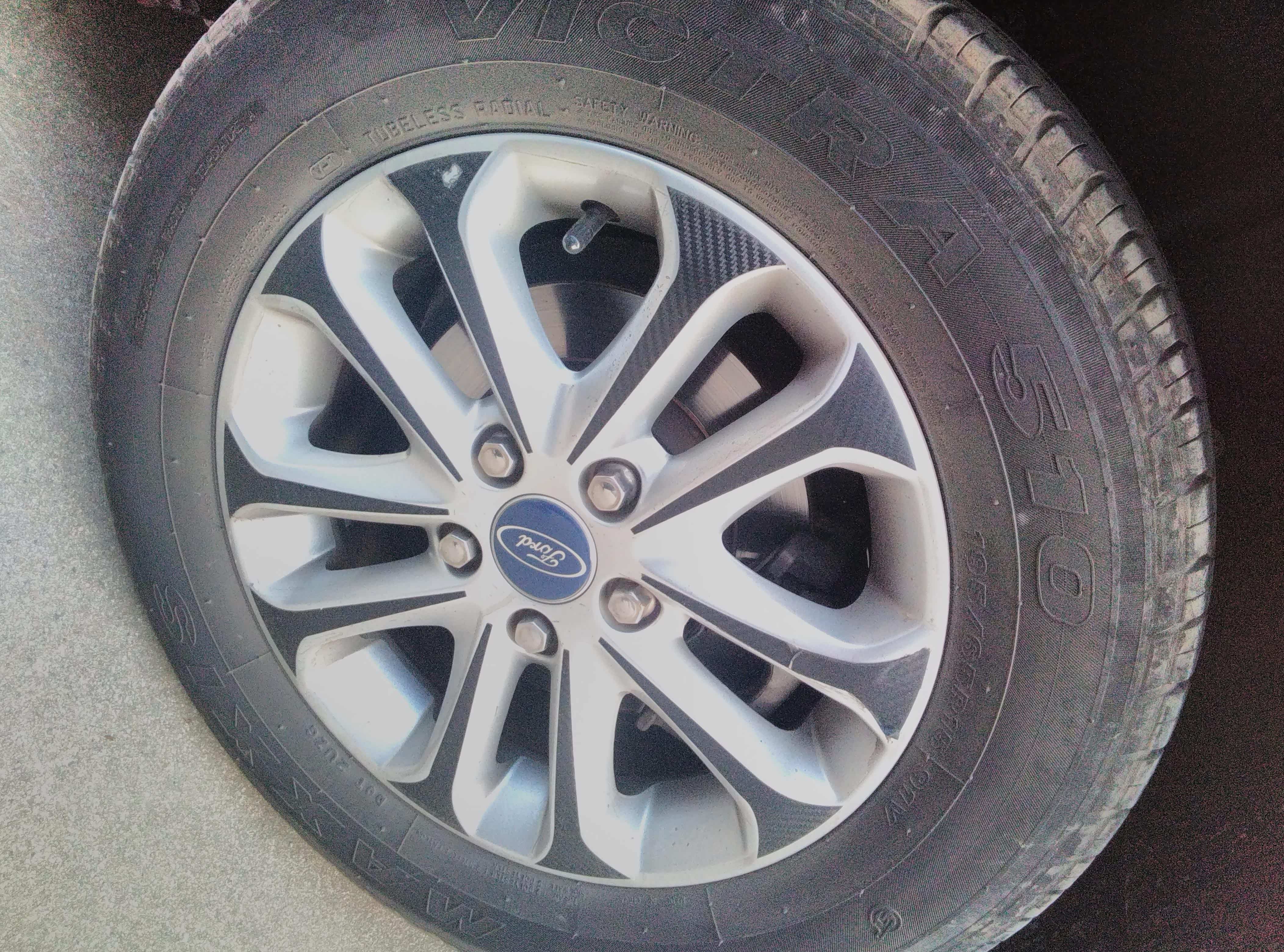 13年8月的经典福克斯 轮胎不行了