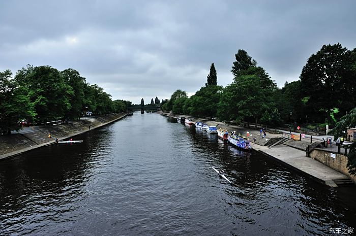 穿过约克有条河,叫乌斯河(ouse river),如同长江孕育伟大的武汉淫样