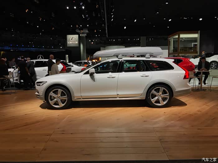 沃尔沃s90 cc,这车国内不多见,上门的行李箱是原厂的～看着挺旅行的