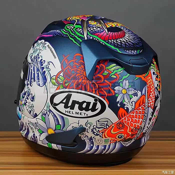 很喜欢arai的这个版画头盔!