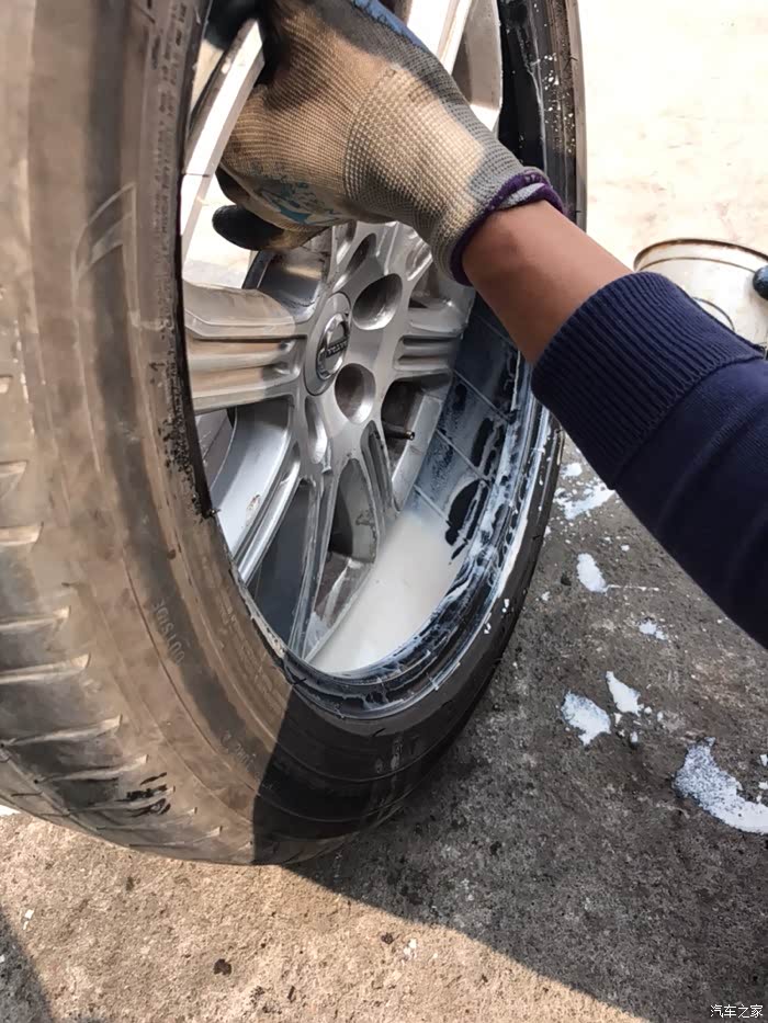 s60高速轮胎漏气,老司机第一次体验补胎液!
