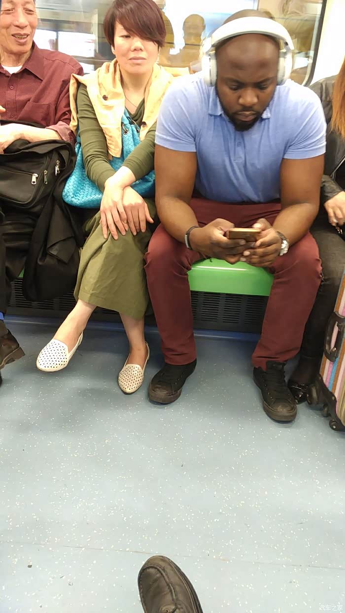 用手拍人家腿让座