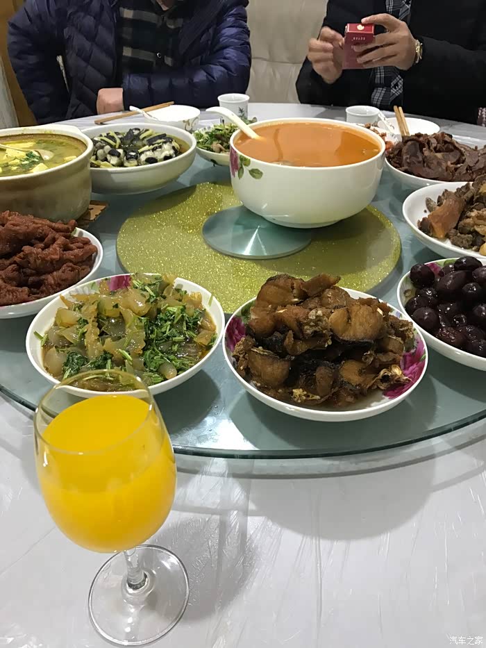 出门在外,工作再辛苦再累只要能跟家人在一起吃饭聊天就是最幸福的事.