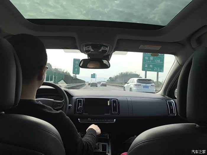 正在去的路上,老婆为了照顾孩子坐在后面还负责帮我拍照,现在车