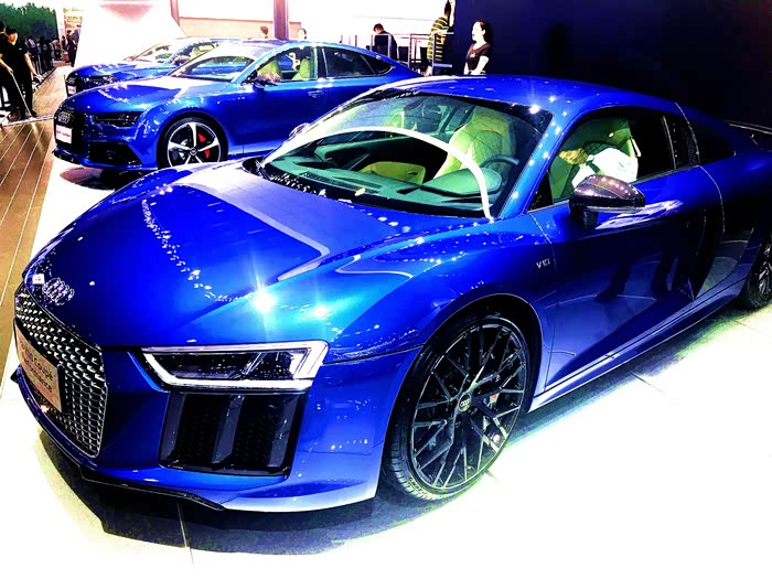 这个不用多说,奥迪家族的绝对大哥,真正意义的超跑