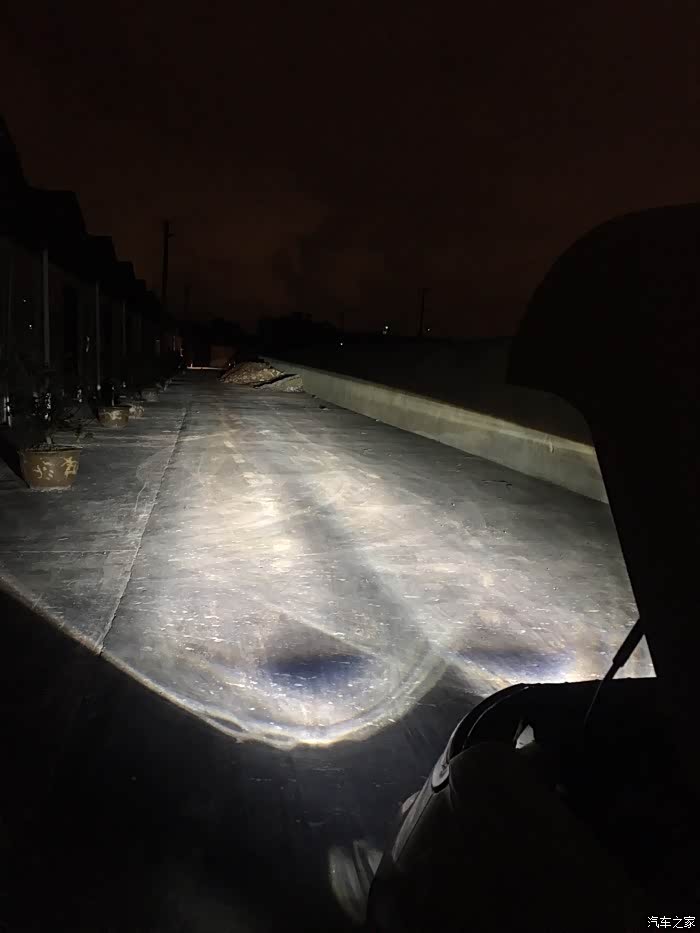 中间的影子右灯的陶瓷管影子