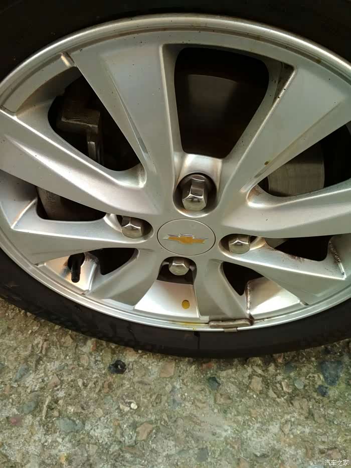 新赛欧刚过首保车子前轮胎出现油渍怎么回事