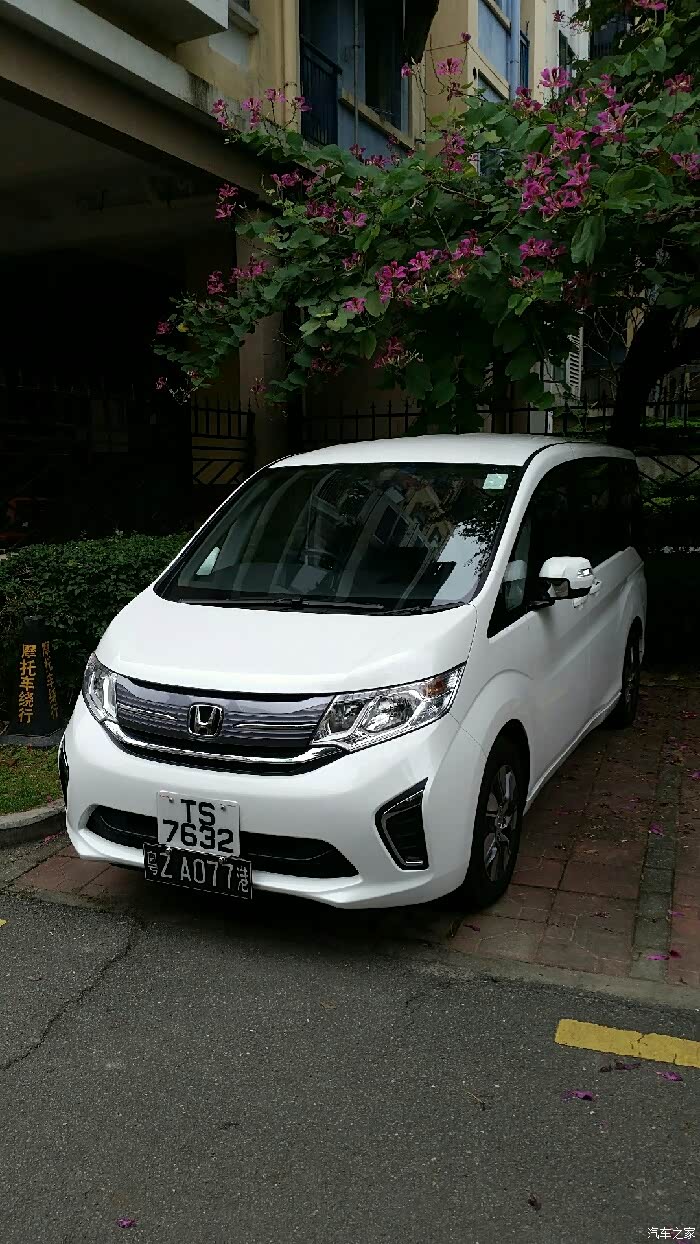看到一台本田mpv香港牌的很可爱的样子