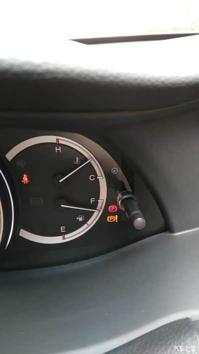 驻车制动系统红灯和黄灯一直亮