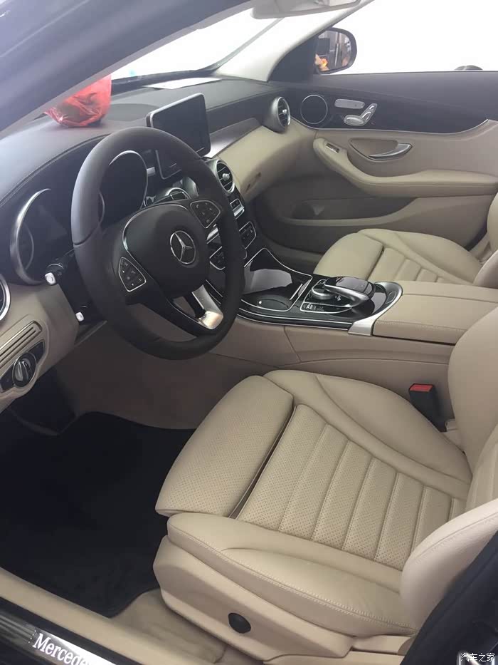 内饰有一股简洁豪华的感觉,米色内耐脏但看