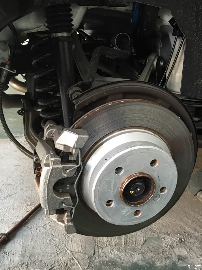 记glk300提车10天后刹车分泵改色作业.