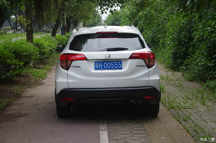 大屁股很美,  xrv缤智充分对比了几次 最后决定这个带獠牙的屁股