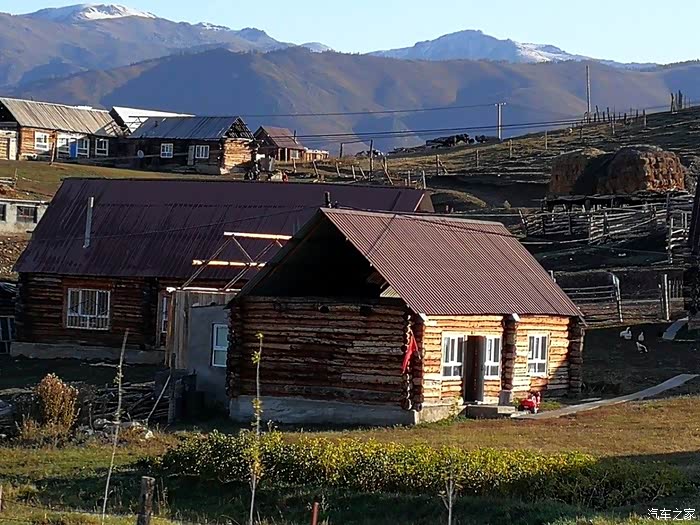 全乡80%是哈萨克族人,住着这种原木构建极有特点小木屋.