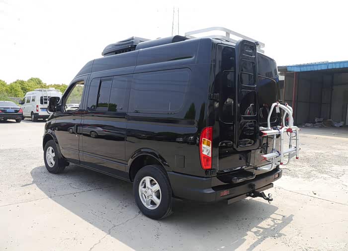 家庭成员4个gl8嘉华和大通v80改装房车间选择谁能给个建议