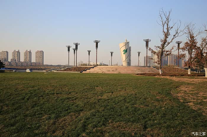 相邻的另一处修建中的公园"和平公园"