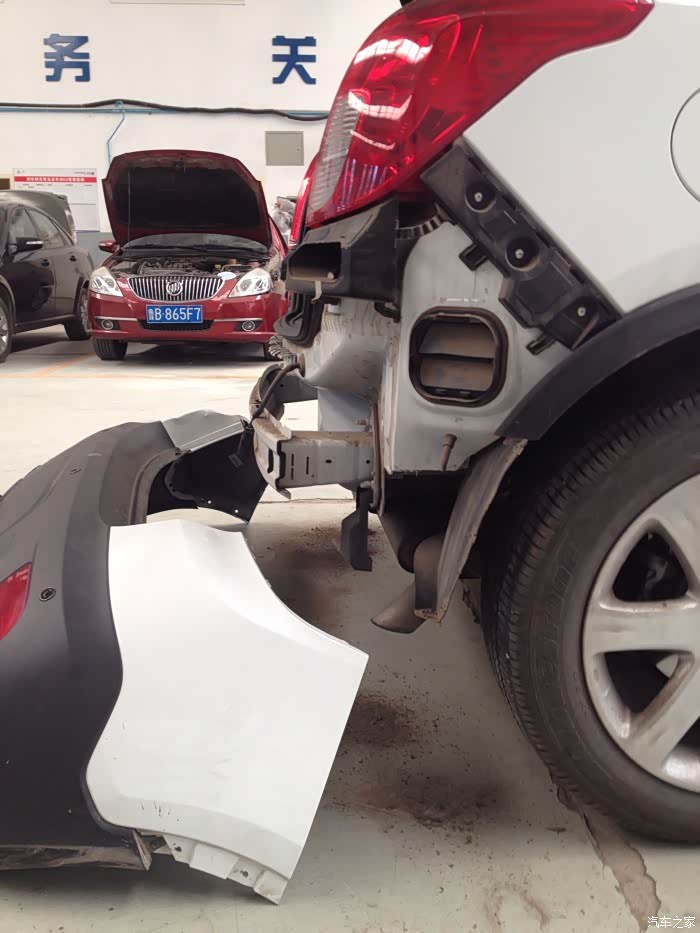 小胖子被追尾了!今天4s拆车检查果然是内伤