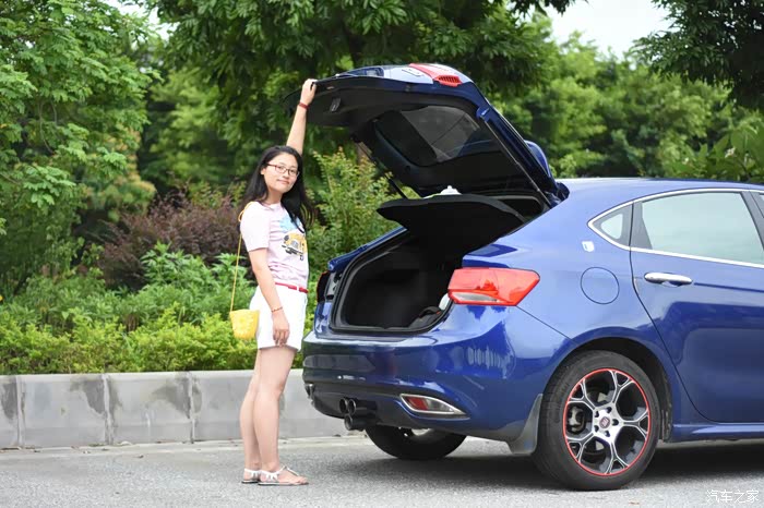 向dreamcar看齐之小悦悦当车模