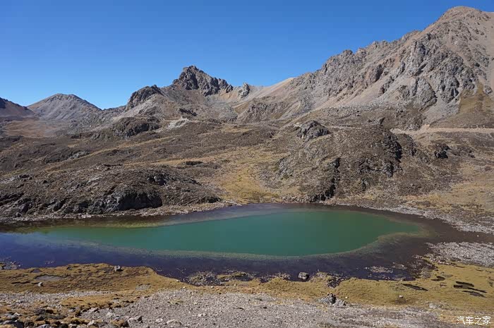 湖,有点被震撼到了,水真好清,形似一个大萝卜,我们就给它取名为萝卜湖