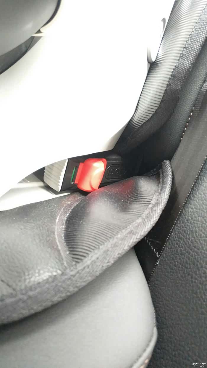 17速腾1.6自动舒适版的isofix接口在哪里呢?