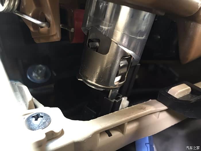 八代雅阁面板下面的点烟器总成如何拆卸