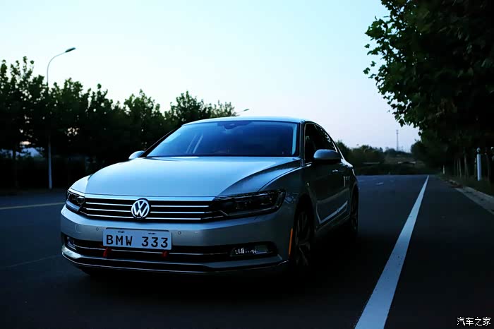 这个颜色叫流沙金,怎么看怎么是个银色,只有在中午的阳光折射下.