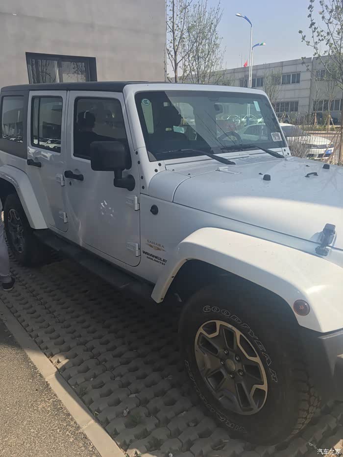 白色牧马人好看吗