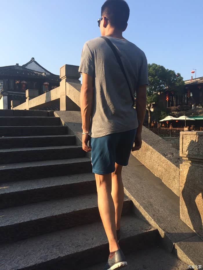 夏天去西塘旅游拍的背影,可还好,有点瘦,正脸,虽然有点痘痘,但是我爸