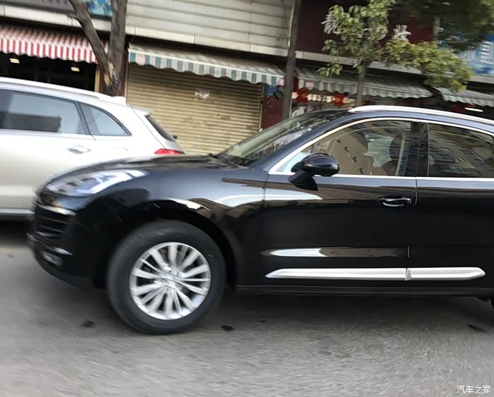 昆明街头的保时泰sr9曙光小区亲拍