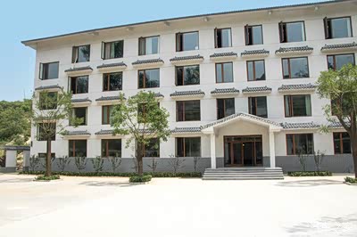 转过几道弯红崖书院呈现在眼前儿子腿已经到书院门口那就留个