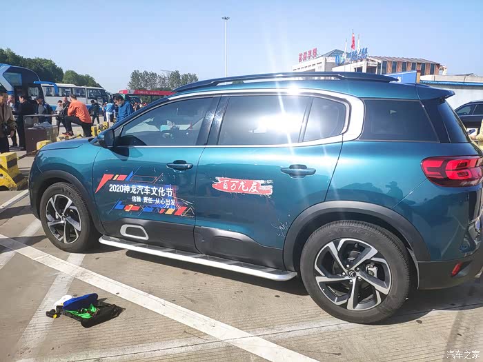 上海出发,,与苏州的车友一起集合平望服务区,互帮互助的一起帮忙贴膜