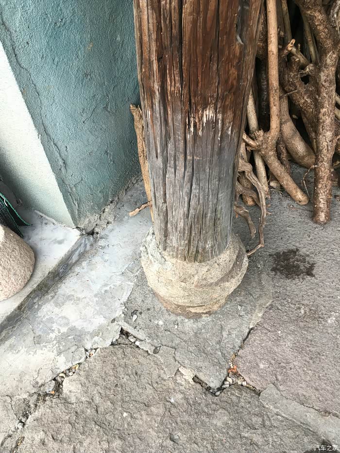 老房子的木柱·石桩在风雨的侵蚀中变的斑驳不堪.